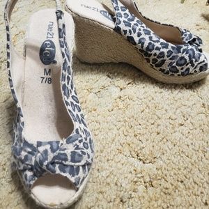 Sling back wedge shoe